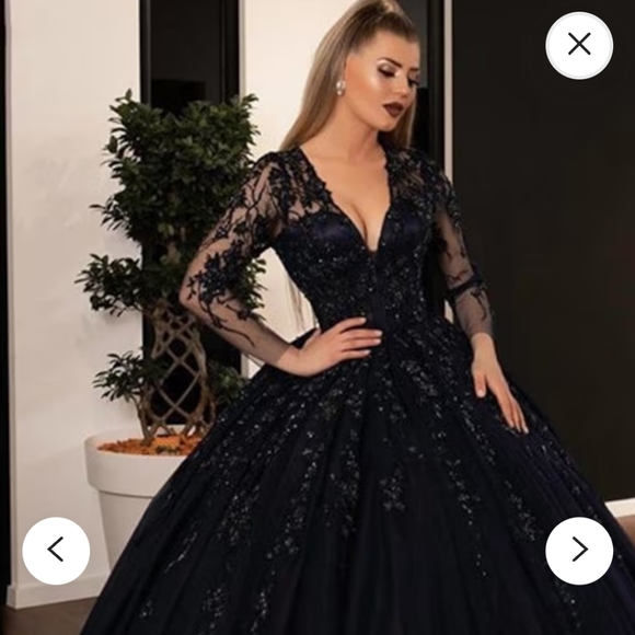 Black formal gown - Picture 1 of 2
